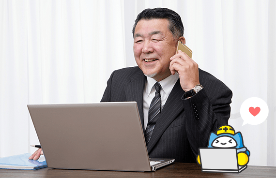 パソコンを操作する年配男性